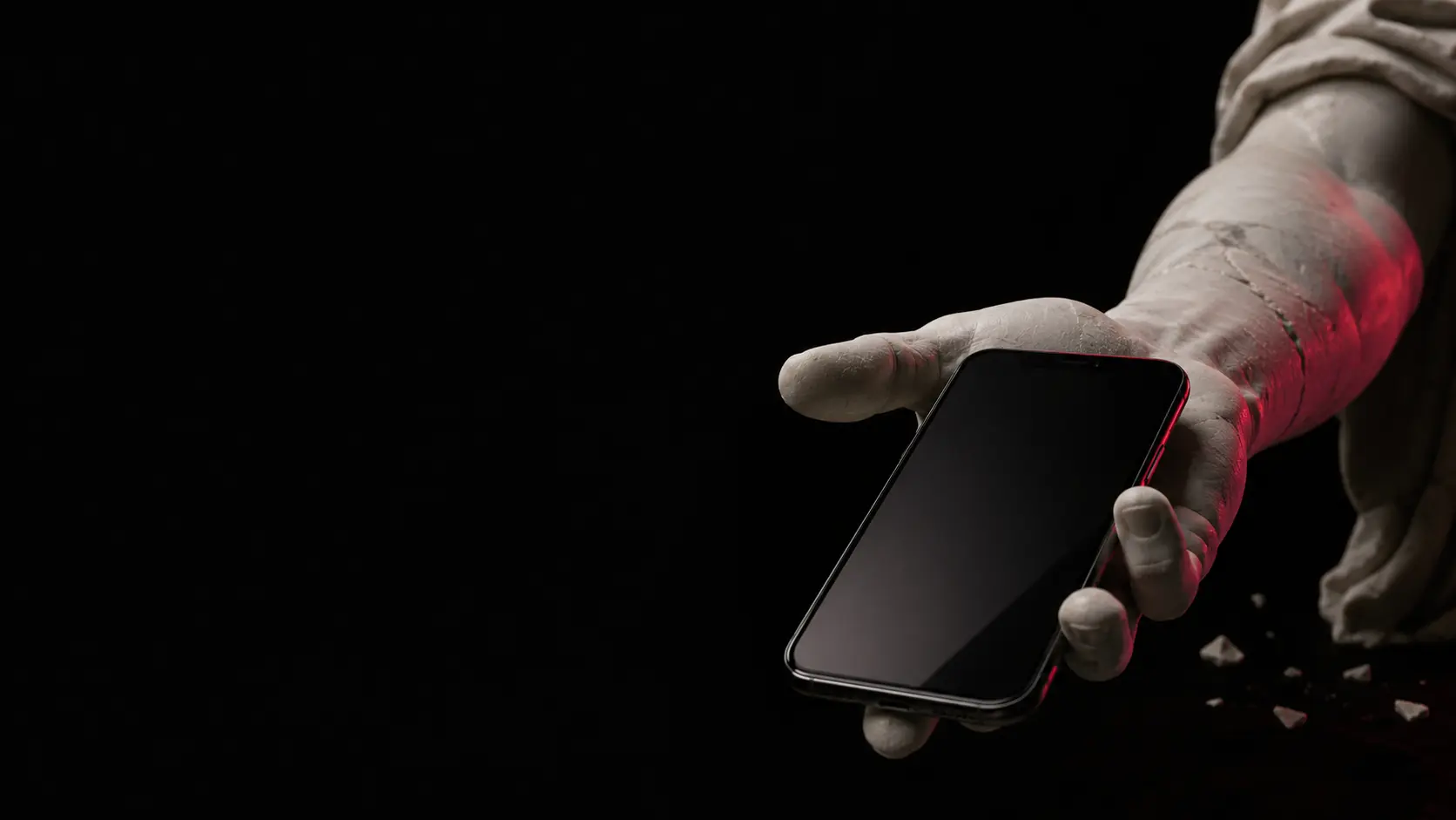 Mão de mármore entregando um smartphone