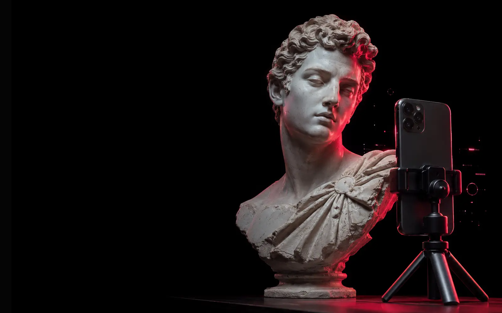 Escultura contemporânea representando Gestão de Mídias Sociais